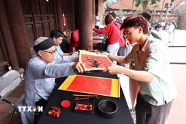 Người dân thủ đô xin chữ đầu năm tại Văn Miếu-Quốc Tử Giám (Hà Nội) là nét văn hóa truyền thống đặc sắc để cầu may mắn, trí tuệ và bình an. (Ảnh: Minh Đức/TTXVN)
