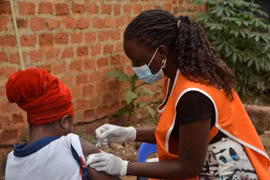 Nhân viên y tế tiêm vaccine phòng bệnh đậu mùa khỉ cho người dân tại Kampala, Uganda, ngày 1/2/2025. (Nguồn: THX/TTXVN)