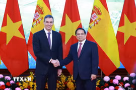 Thủ tướng Phạm Minh Chính và Thủ tướng Tây Ban Nha Pedro Sánchez chụp ảnh chung trước khi tiến hành hội đàm. (Ảnh: Dương Giang/TTXVN)