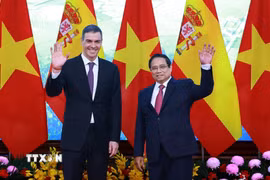 Thủ tướng Phạm Minh Chính và Thủ tướng Tây Ban Nha Pedro Sánchez chụp ảnh chung trước khi tiến hành hội đàm. (Ảnh: Dương Giang/TTXVN)