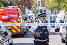Cảnh sát phong tỏa khu vực quanh nhà riêng của Thủ tướng Anh Keir Starmer ở phía Bắc London, ngày 12/5/2025. (Ảnh: PA/TTXVN)