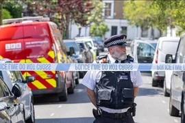 Cảnh sát phong tỏa khu vực quanh nhà riêng của Thủ tướng Anh Keir Starmer ở phía Bắc London, ngày 12/5/2025. (Ảnh: PA/TTXVN)