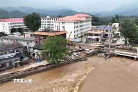 Cầu và đường bị hư hại do lũ lụt tại Thiên Tân, Trung Quốc. (Ảnh: THX/TTXVN)
