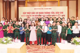 Đại tướng Phan Văn Giang, Ủy viên Bộ Chính trị, Phó Bí thư Quân ủy Trung ương, Bộ trưởng Bộ Quốc phòng, cùng lãnh đạo các cơ quan Thông tấn, báo chí và các phóng viên theo dõi, tuyên truyền mảng Quốc phòng-an ninh. (Ảnh: Trọng Đức/TTXVN)