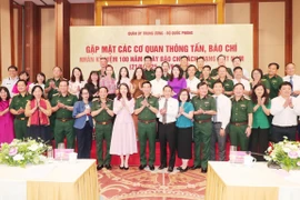 Đại tướng Phan Văn Giang, Ủy viên Bộ Chính trị, Phó Bí thư Quân ủy Trung ương, Bộ trưởng Bộ Quốc phòng, cùng lãnh đạo các cơ quan Thông tấn, báo chí và các phóng viên theo dõi, tuyên truyền mảng Quốc phòng-an ninh. (Ảnh: Trọng Đức/TTXVN)