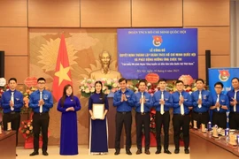 Ủy viên Dự khuyết Ban chấp hành Trung ương Đảng, Bí thư Thứ Nhất Ban chấp hành Trung ương Đoàn Thanh niên Cộng sản Hồ Chí Minh Bùi Quang Huy trao Quyết định Thành lập Đoàn Thanh niên Cộng sản Hồ Chí Minh Quốc hội. (Ảnh: Tuấn Anh/TTXVN)