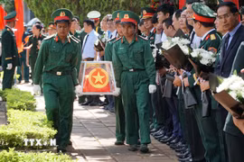 Nghi thức truy điệu, an táng 18 hài cốt liệt sỹ tại Nghĩa trang Liệt sỹ Đức Cơ, tỉnh Gia Lai. (Ảnh: Hoài Nam/TTXVN)