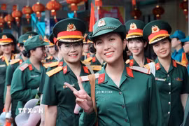 Nét duyên của các nữ chiến sỹ quân nhân tập kết ra Hà Nội chuẩn bị lễ diễu binh, diễu hành kỷ niệm 80 năm Quốc khánh. (Ảnh: An Đăng/TTXVN)