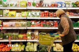 Người tiêu dùng mua sắm tại siêu thị ở Moskva, Nga. (Ảnh: REUTERS/TTXVN)