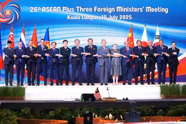 Phó Thủ tướng, Bộ trưởng Ngoại giao Bùi Thanh Sơn (thứ năm từ trái sang) chụp ảnh với các Bộ trưởng ASEAN tại Hội nghị Bộ trưởng Ngoại giao ASEAN +3. (Ảnh: Hằng Linh/TTXVN)