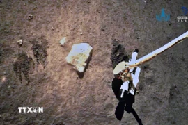 Tàu thăm dò Hằng Nga 5 của Trung Quốc thu thập mẫu vật trên Mặt Trăng, ngày 2/12/2020. (Nguồn: THX/TTXVN)