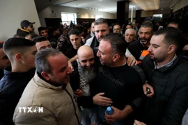 Người dân đón các tù nhân Palestine được Israel trả tự do tại thành phố Ramallah, Bờ Tây ngày 15/2/2025. (Nguồn: THX/TTXVN)