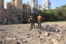 Hiện trường trúng tên lửa Iran tại Be'er Sheva, Israel ngày 2/3/2026. (Nguồn: THX/TTXVN)