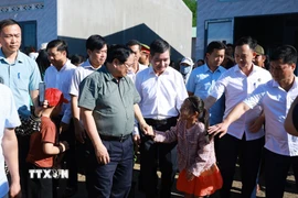 Trong chuyến công tác tại Miền Trung, ngày 1/3/2026, Thủ tướng Phạm Minh Chính đã đến thăm, chúc Tết nhân dân Khu Tái định cư xã Tuy An Tây, phía Đông tỉnh Đắk Lắk. Khu Tái định cư được triển khai cấp thiết trong “Chiến dịch Quang Trung” thần tốc xây dựng lại, sửa chữa nhà ở cho các gia đình có nhà bị thiệt hại do thiên tai, bão lũ vừa qua tại miền Trung. (Ảnh: Dương Giang/TTXVN)