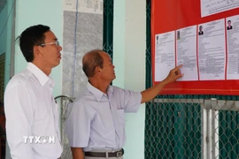 Cử tri xem tiểu sử tóm tắt của người ứng cử đại biểu Hội đồng Nhân dân xã Tân Hồng (Đồng Tháp), nhiệm kỳ 2026-2031. (Ảnh: Nhựt An/TTXVN)