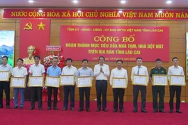 Các tập thể có thành tích xuất sắc trong thực hiện phong trào "Chung tay xóa nhà tạm, nhà dột nát trên địa bàn tỉnh Lào Cai đến năm 2025" được nhận Bằng khen của Chủ tịch Ủy ban Nhân dân tỉnh Lào Cai. (Ảnh: Hương Thu/TTXVN)