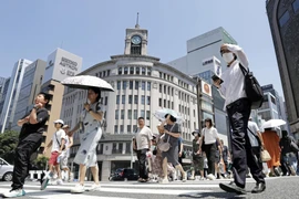 Người dân di chuyển tại Tokyo, Nhật Bản. (Ảnh: Kyodo/TTXVN)