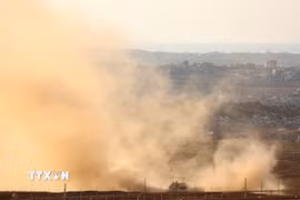 Xe tăng của quân đội Israel được triển khai tại Dải Gaza. (Nguồn: THX/TTXVN)