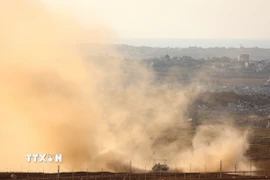 Xe tăng của quân đội Israel được triển khai tại Dải Gaza. (Nguồn: THX/TTXVN)