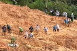 Chính quyền địa phương cùng lực lượng chức năng và người dân khẩn trương tìm kiếm người mất tích. (Nguồn: TTXVN phát)