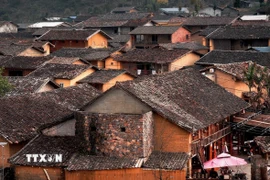 Mái ngói âm dương nâu thẫm trên nhà trình tường ở bản Lô Lô Chải. (Ảnh: Khánh Hòa/TTXVN)