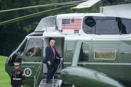 Tổng thống Donald Trump lên máy bay tại Washington, D.C., ngày 16/9/2025, bắt đầu chuyến công du tới Anh. (Nguồn: THX/TTXVN)