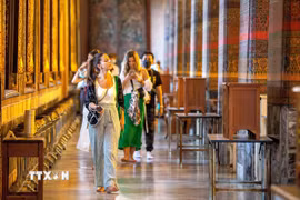 Khách du lịch tham quan Chùa Wat Pho ở Bangkok, Thái Lan. (Ảnh: THX/TTXVN)