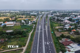 Đường cao tốc Bến Lức – Long Thành và lối dẫn lên xuống đã hoàn thành, sẵn sàng đưa vào khai thác chính thức từ ngày 29/4. (Ảnh: Hoàng Hiếu/TTXVN)