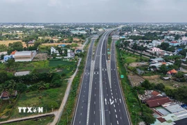 Đường cao tốc Bến Lức – Long Thành và lối dẫn lên xuống đã hoàn thành, sẵn sàng đưa vào khai thác chính thức từ ngày 29/4. (Ảnh: Hoàng Hiếu/TTXVN)