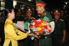 Phó Chủ tịch Ủy ban Nhân dân thành phố Nguyễn Thị Anh Thi (bên trái) tặng hoa động viên các lực lượng tham gia diễu binh, diễu hành. (Nguồn: Báo Đà Nẵng)