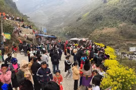 Các điểm du lịch nổi tiếng trên Cao nguyên đá Đồng Văn (Hà Giang) thu hút đông đảo du khách trong ngày đầu Xuân. (Ảnh: TTXVN phát)