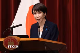 Thủ tướng Nhật Bản Sanae Takaichi phát biểu tại một cuộc họp báo ở Tokyo. (Ảnh: THX/TTXVN)