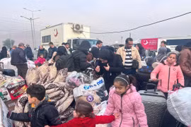 Người dân Syria trở về quê hương tại cửa khẩu Cilvegozu ở tỉnh Hatay, Thổ Nhĩ Kỳ. (Nguồn: THX/TTXVN)