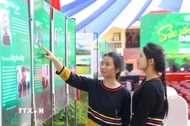 Triển lãm “Sức sống đại ngàn” do Bảo tàng Phụ nữ Việt Nam phối hợp với Bảo tàng tỉnh Gia Lai tổ chức nhằm lan tỏa thông điệp bình đẳng giới, tôn vinh nghị lực vươn lên của phụ nữ và trẻ em dân tộc thiểu số. (Ảnh: Quang Thái/TTXVN)
