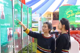Triển lãm “Sức sống đại ngàn” do Bảo tàng Phụ nữ Việt Nam phối hợp với Bảo tàng tỉnh Gia Lai tổ chức nhằm lan tỏa thông điệp bình đẳng giới, tôn vinh nghị lực vươn lên của phụ nữ và trẻ em dân tộc thiểu số. (Ảnh: Quang Thái/TTXVN)