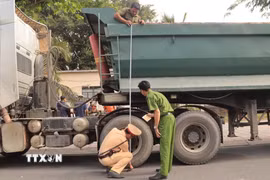 Lực lượng chức năng tập trung phát hiện và xử lý nghiêm các hành vi vi phạm phổ biến như thay đổi kết cấu trái phép, “cơi nới” thùng xe để chở quá tải - nguyên nhân hàng đầu gây hư hỏng hạ tầng giao thông. (Ảnh: Huỳnh Sơn/TTXVN)