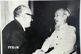 Ủy viên Bộ Chính trị Đảng Cộng sản Venezuela (PCV) Eduardo Gallegos trong một lần gặp Chủ tịch Hồ Chí Minh tại Thủ đô Hà Nội, tháng 9/1964. (Ảnh: Gia đình nhân vật cung cấp/TTXVN phát)