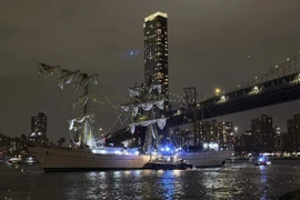 Tàu hải quân Mexico đâm vào cầu Brooklyn ở New York, Mỹ tối 17/5/2025. (Ảnh: AP/TTXVN)