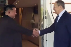 Ngoại trưởng Nga Sergei Lavrov (phải) và Nhà lãnh đạo Triều Tiên Kim Jong Un. (Nguồn: AFP)
