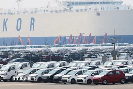Ôtô chờ xuất khẩu tại cảng ở Pyeongtaek, phía nam thủ đô Seoul, Hàn Quốc. (Nguồn: Yonhap/TTXVN)