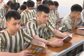 Phạm nhân tìm hiểu về quy trình đặc xá. (Ảnh: TTXVN phát)