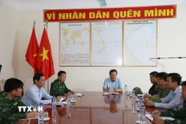 Chủ tịch Ủy ban Nhân dân tỉnh Quảng Trị Trần Phong chủ trì họp Ban chỉ đạo khẩn trương tìm kiếm các thuyền viên mất tích. (Ảnh: Tá Chuyên/TTXVN)