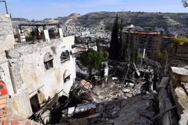 Thiệt hại sau cuộc không kích của Israel tại Damascus, Syria ngày 13/3/2025. (Ảnh: THX/TTXVN)