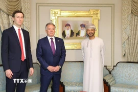 Ngoại trưởng Oman Badr bin Hamad al-Busaidi (phải) và Đặc phái viên của Tổng thống Mỹ Donald Trump, ông Steve Witkoff (giữa), cùng ông Jared Kushner, con rể của Tổng thống Mỹ Donald Trump, tại cuộc gặp ở Muscat, Oman, ngày 6/2/2026. (Nguồn: THX/TTXVN)