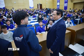 Thủ tướng Phạm Minh Chính truyền cảm hứng cho sinh viên Trường Đại Học Khoa Học Và Công Nghệ Hà Nội. (Ảnh: Dương Giang/TTXVN)
