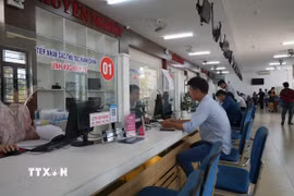 Nhân dân đến làm các thủ tục hành chính tại Đà Nẵng. (Ảnh: Anh Dũng/TTXVN)