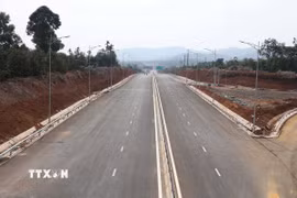 Thi công Dự án thành phần 3, cao tốc Khánh Hòa-Buôn Ma Thuột. (Ảnh: Tuấn Anh/TTXVN)