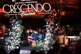 Phó Giáo sư, Tiến sỹ Nguyễn Huy Phương và Tiến sỹ Nguyễn Trinh Hương biểu diễn Piano bài “Trống cơm.” (Ảnh: Hoàng Hiếu/TTXVN)