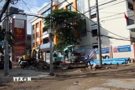 Công tác di dời hạ tầng kỹ thuật tuyến Metro 2 được triển khai tại 12/12 vị trí. (Ảnh: Tiến Lực/TTXVN)