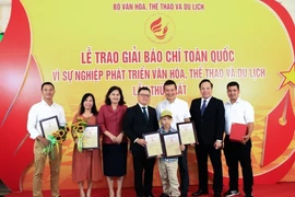 Tổng Biên tập Báo Nhân Dân Lê Quốc Minh và Phó Tổng Giám đốc TTXVN Nguyễn Thị Sự với các tác giả TTXVN đoạt giải tại Lễ trao giải báo chí toàn quốc “Vì sự nghiệp phát triển văn hóa, thể thao và du lịch” lần thứ nhất (2023). (Ảnh: Hoàng Hiếu/TTXVN)